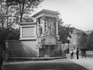 Moritzallee, Augustusallee, Zeughausstraße, Brühlsche Terrasse : Dresden-Altstadt. Moritzmonument (Vogt von Wierandt, C., Walther, H.) an der Moritz-/Augustusallee