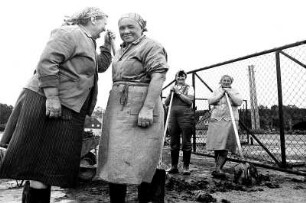 LPG Frauen beim Mistschaueln (45cm)