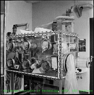 Glovebox im Uranlabor des Instituts für Material- und Festkörperforschung III (IMF III)