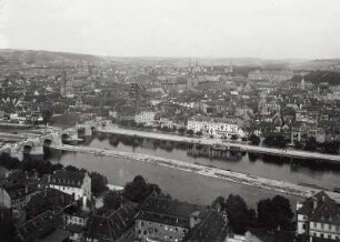 Würzburg, Stadtansicht : Würzburg. Altstadt zwischen Juliuspromenade und Neubaustraße. Blick von der Festung Marienberg über den Main mit Alter Mainbrücke nach Nordosten