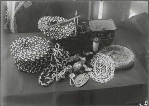 Verschiedene Erzeugnisse der Heimarbeiterinnen um 1930