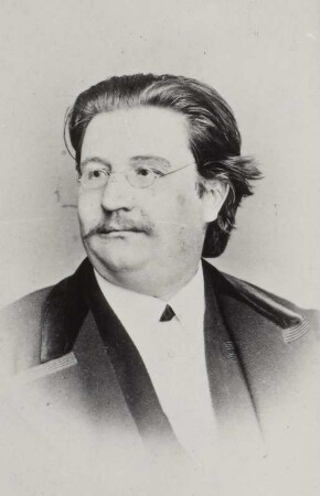 Porträt Eduard Bachmann (1831-1880; Sänger). Albuminabzug auf Karton (Carte-de-visite mit Atelieraufdruck verso)