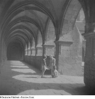 Kinder im Kreuzgang des Naumburger Doms St. Peter und Paul