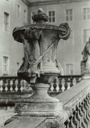 Vase mit Dackel : Vase mit Dackel. Sandstein; Um 1720/1730. Moritzburg, Schloss Moritzburg, Schlossterrasse, Balustrade