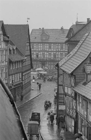 Blick auf den Marktplatz von Wernigerode bei Regen