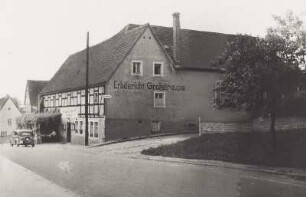 Graupa (Pirna-Graupa), Dorfplatz (Tschaikowskiplatz) 1. Gasthof zum Erbgericht. Straßenansicht