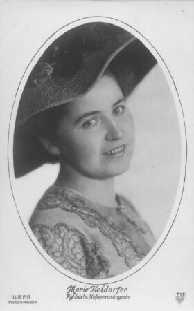 Porträt Marie Keldorfer (Werner-Keldorfer, Sängerin; 1879-1966). Fotografie (Weltpostkarte) von Bruno Wiehr. Dresden, um 1915