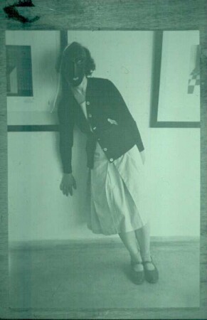 Dessau. Bauhäuslerin mit Maske (Katja im Bauhaus) (um 1930)