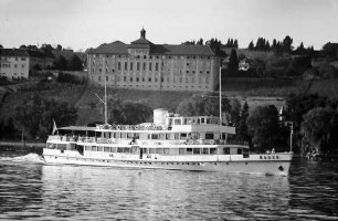 Hagnau: Blick vom See auf Hagnau, Vordergrund Motorschiff "Baden"