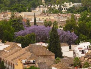 Blick vom Glockenturm der Kathedrale auf die Parkanlagen der Festungs Alcazar