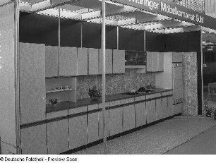 Ausstellungskoje mit Anbauküche aus dem VEB Thüringer Möbelkombinat Suhl