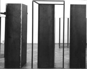 Ausstellung "Till Exit - Angst", Juni 1998. Dresden-Loschwitz, Leonhardi-Museum. Raumaufnahme mit Installation