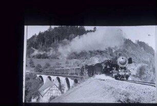 50 118 (Bw Ulm) mit Güterzug auf dem Strümpfelbach-Viadukt