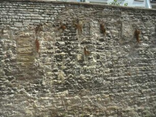 Stadtbefestigung-Ansicht im Süden-Stadtmauer mit erhaltener Steinbrüstung an der Bädergasse Schießscharten vermauert