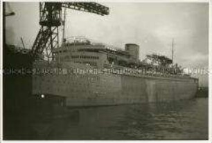 Das KDF-Schiff "Robert Ley" im Hamburger Hafen.