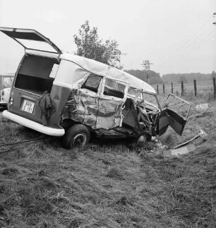 B 404: bei Tremsbüttel: Verkehrsunfall: Zusammenstoß von Kleinbus und Sattelschlepper: Unfall-Volkswagen-Kleinbus mit aufgerissener Seite und geöffneten Türen in Straßengraben, an Boden Gegenstände: hinten links Polizeiwagen: hinten rechts Zaun, Hochspannungsmast, Strommast