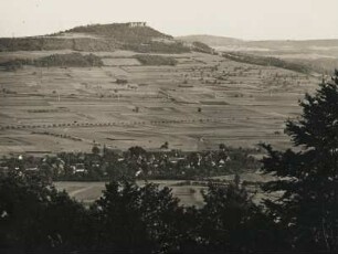 Deutschland. Bayern. Oberfranken. Blick vom Kloster Banz, einer ehemaligen Benediktinerabtei, über das Maintal zum Staffelberg. Im Tal Staffelstein