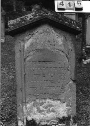 Grabstein 418 (Index: 99789361) Material: Sandstein Zustand: sehr stark verwittert in Teilbereichen mit Textverlust Maße HxBxT: 112x66x18 cm: Grabstein 418