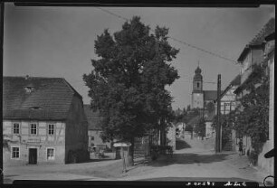 Leuben. Dorfstraße mit Kirche