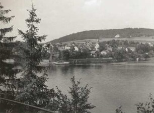 Saalburg. Bleilochtalsperre. Ortsansicht über den Stausee gegen den Kulm