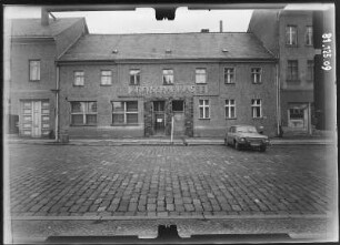 Bernau, Leninstraße (Brauerstraße). Wohnhaus mit Kreissparkasse. Straßenfront
