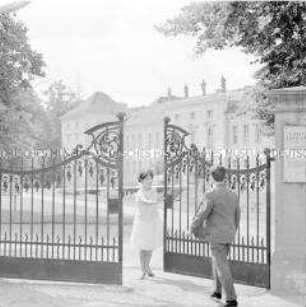 Verliebtes Urlauberpaar vor Schloss Rheinsberg