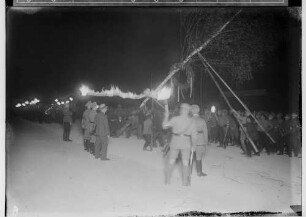 1. Mai-Feier Sigmaringen 1934; Aufstellung des Maibaumes bei Nacht, Fackelträger im Hintergrund, zahlreiche Uniformierte