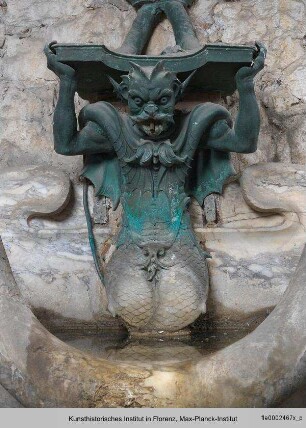 Wandbrunnen mit Eichenbaum