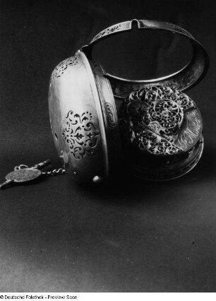 Satteluhr mit geöffnetem Gehäuse. Werkansicht. Spindeluhrwerk mit Repetierwerk. Silber. J. Miroir (auch "Legeips /Spiegel", eigentlich Joseph Spiegel). Paris. 1. Hälfte 18. Jh.