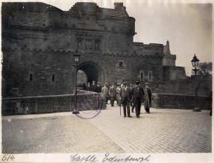 Edinburgh (Schottland). Edinburgh Castle. Touristen nach der Besichtigung am Hauptportal