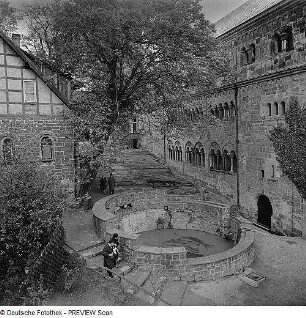 Eisenach. Wartburg, Blick in den Burghof mit Brunnen und Palas