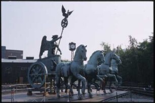 Transport der Quadriga zum Brandenburger Tor