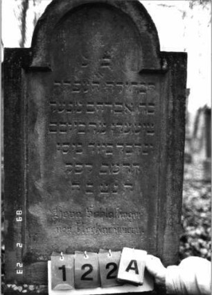Grabstein 122 (Index: 99751916) Material: Sandstein Zustand: gut Maße HxBxT: 139x61x17 cm Beschreibung: Stele, eingezog. Rundbogenabschl. , Schriftfeld eingetieft: Grabstein 122A