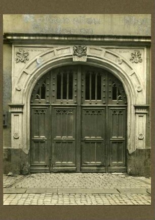 Johannesstr. 30. Tor Schlußstein mit Brauerwappen und Inschrift, 1710
