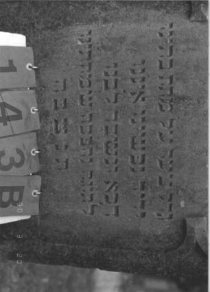 Grabstein 143 (Index: 100008989) Zustand: Rückseite zum Teil abgebröckelt Maße HxBxT: 99x57x11 cm Besonderheit: Kindergrab: Grabstein 143B
