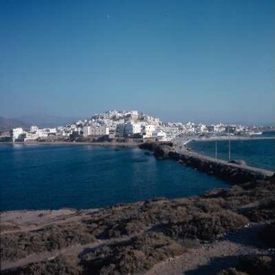 Naxos, Kastron, Blick vom Palati-Inselchen auf Hafen- und Hauptstadt mit venezianischem Kastron