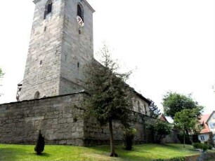 Ansicht von Nordosten mit Kirchturm (spätromanisch - Glockenstube spätgotisch) über Kirchhofmauer (Wehrgang im 19 Jh abgetragen) aus dem Zwinger