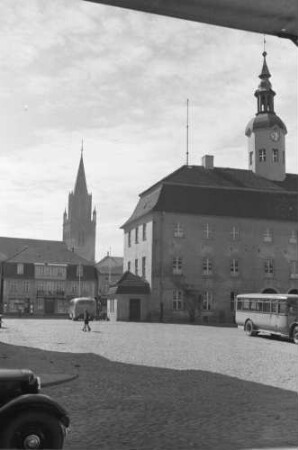 Neubrandenburg: Rathaus, Hintergrund Turm der Marienkirche