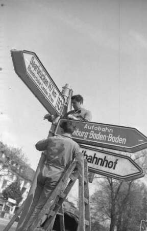 Installierung von Verkehrsschildern im Stadtgebiet.