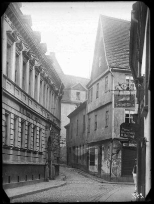 Blick in die Ostseite der Kleine Ulrichstraße, von der Mündung der Nicolaistraße. Kleine Ulrichstraße 37 (Gasthaus zur Schützei). rechte Bildseite: Kleine Ulrichstraße 2 (Schöppe, Schneidermeister)