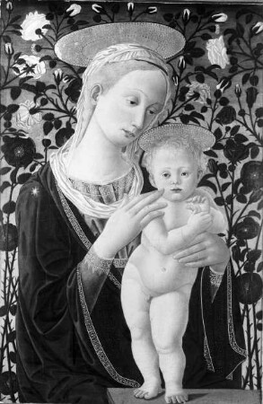 Maria mit dem Kind vor einer Rosenhecke