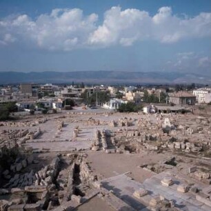 Eleusis. Mysterienstätte. Vorhof, Große und Kleine Propyläen. Blick vom Akropolis-Hügel