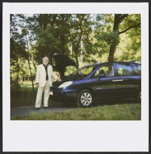 Wolfram Siebeck an einem Auto mit geöffneter Motorhaube bei Worpswede