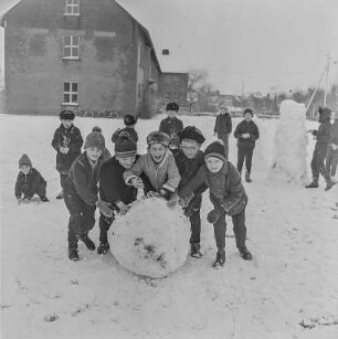 Vogelhochzeit I : Ostro. Kinder spielen im Schnee