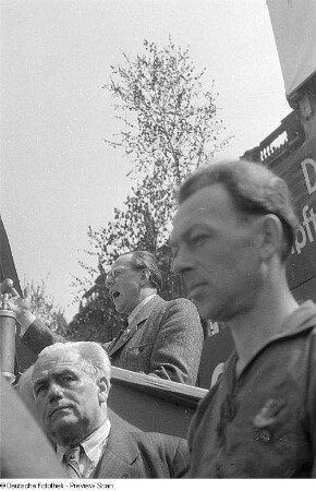 Aufnahmen von den Feierlichkeiten zum 1. Mai 1946 in Berlin : Otto Grotewohl am Rednerpult auf der Tribüne am Berliner Schloss
