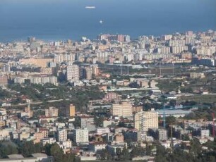 Blick von Monreale auf Zentrum von Palermo, vorn Hafengebiet