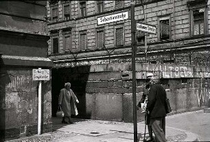 Berlin: Mauer an der Sebastianstraße, Ecke Luckauer Straße; Hohlweg an der Mauer