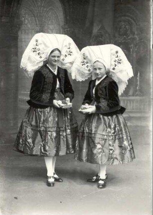 Konfirmandin aus Burg : Kleidung - niedersorbische Tracht. Ort: Bórkowy / Burg-Spreewald. Konfirmandin am Tag der Prüfung (přesłyšowanje)