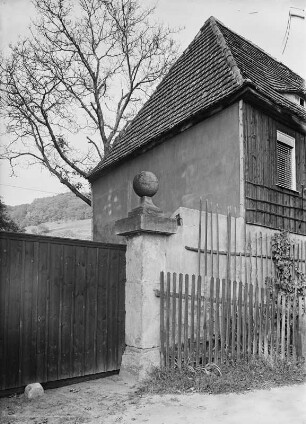 Dresden-Loschwitz. Wohnhaus. Torpfeiler der Hofeinfahrt