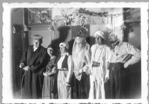 Gruppenfoto auf einer Faschingsfeier in der Wohnung von Hans und Etha Richter in Ankara